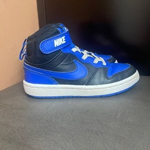 NIKE BOYS COURT BOROUGH 2 MID SNEAKER